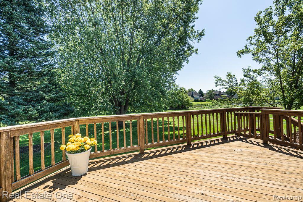 4892 RIVERS EDGE DR