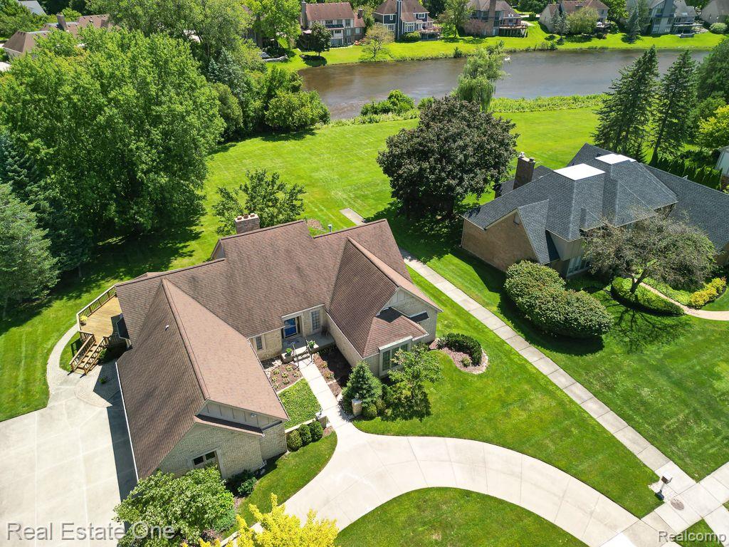 4892 RIVERS EDGE DR