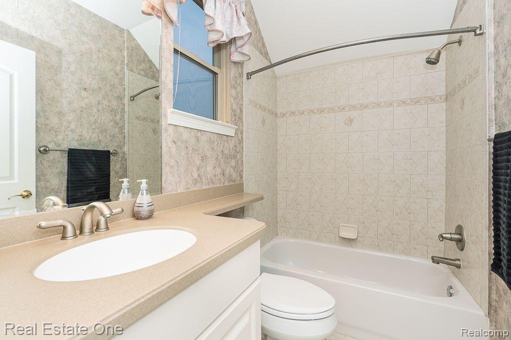 7011 N CENTRAL PARK