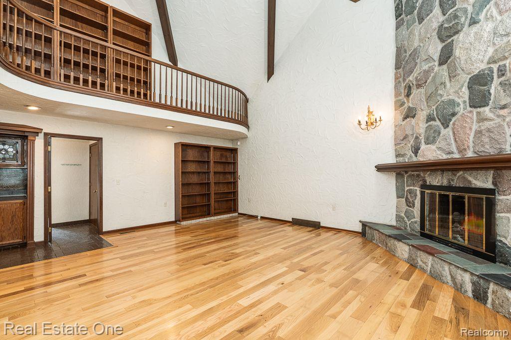 300 Camelot WAY