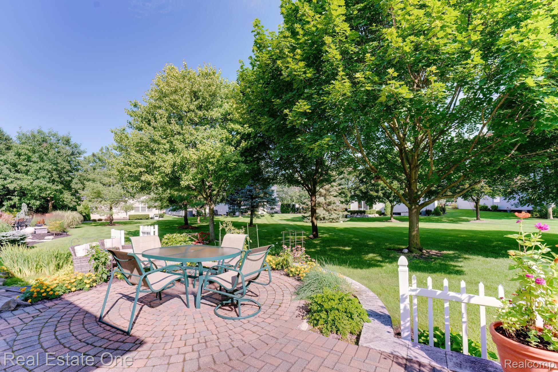 3716 CRESTWOOD DR