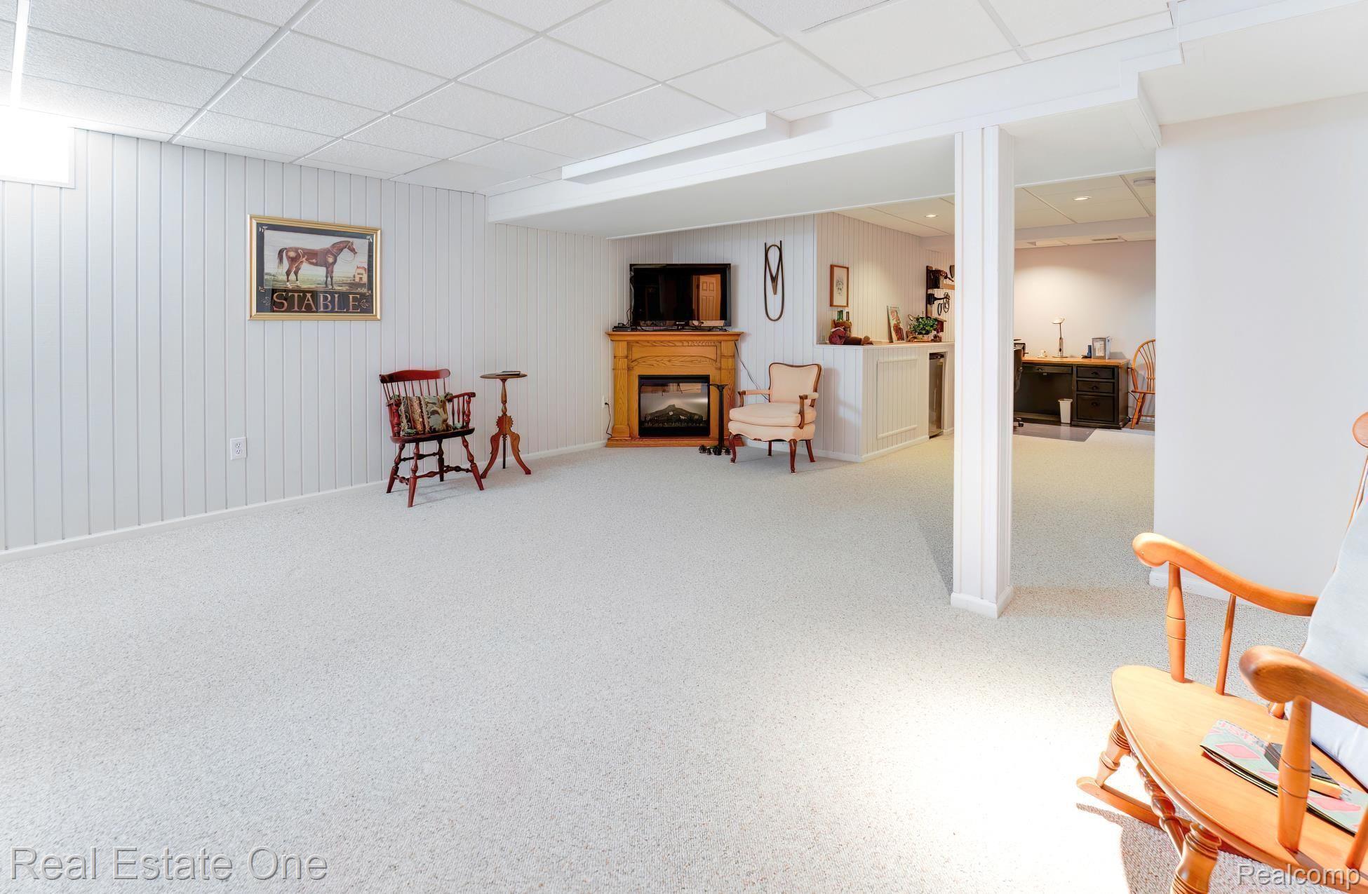 3716 CRESTWOOD DR