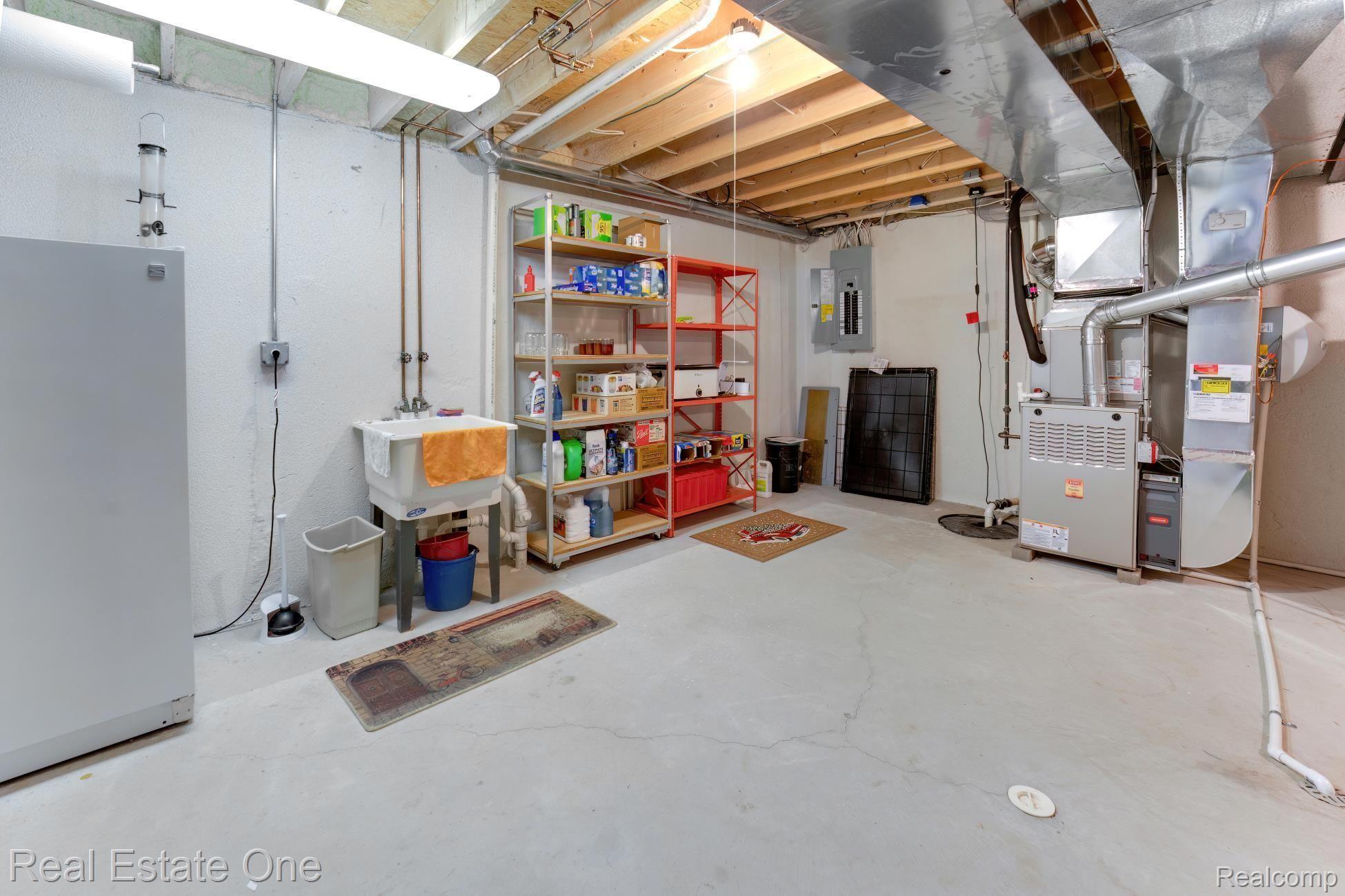 3716 CRESTWOOD DR
