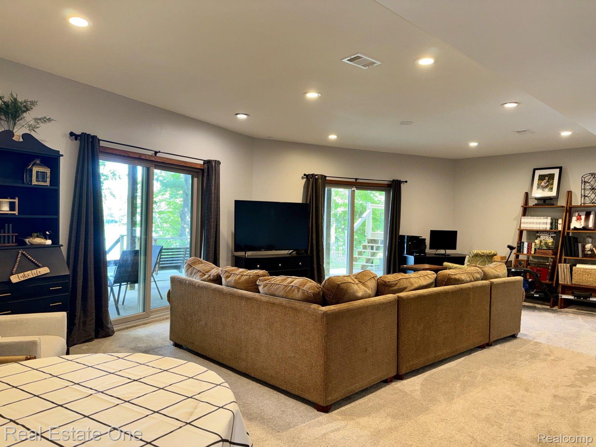 4694 HOWELL RD