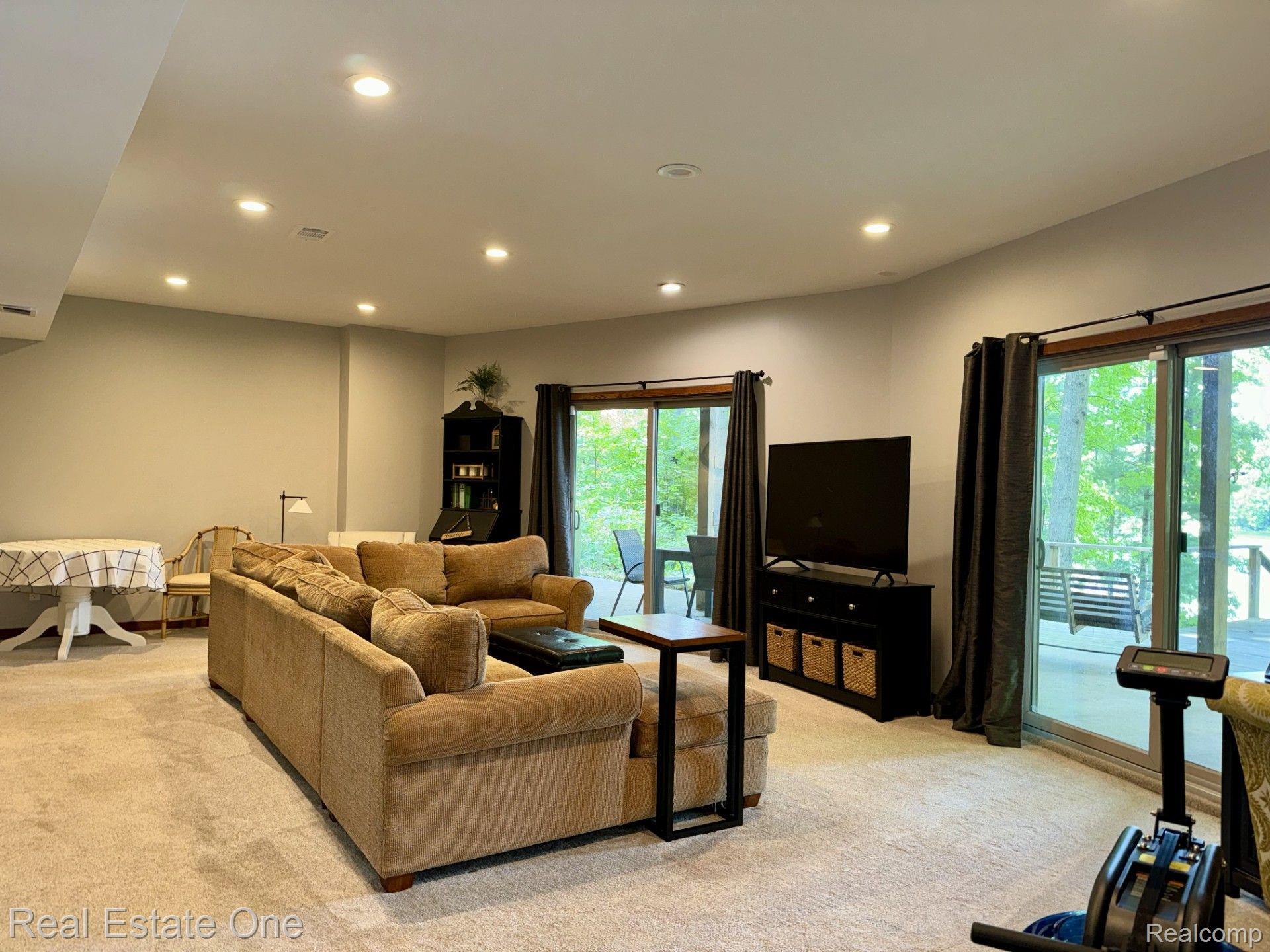 4694 HOWELL RD