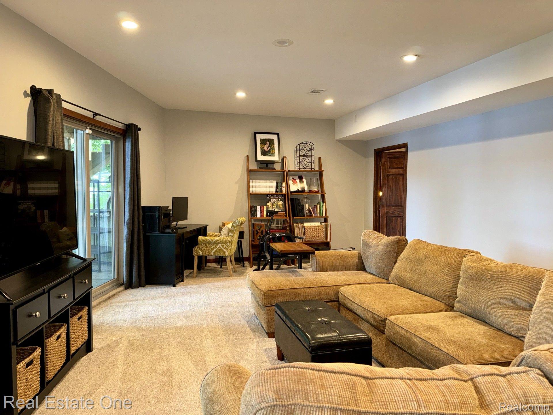 4694 HOWELL RD