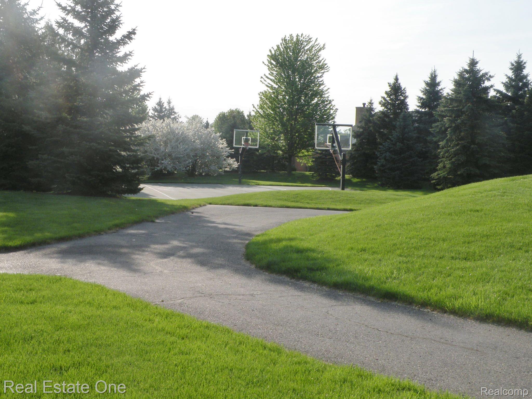 961 HOLLOW CORNERS