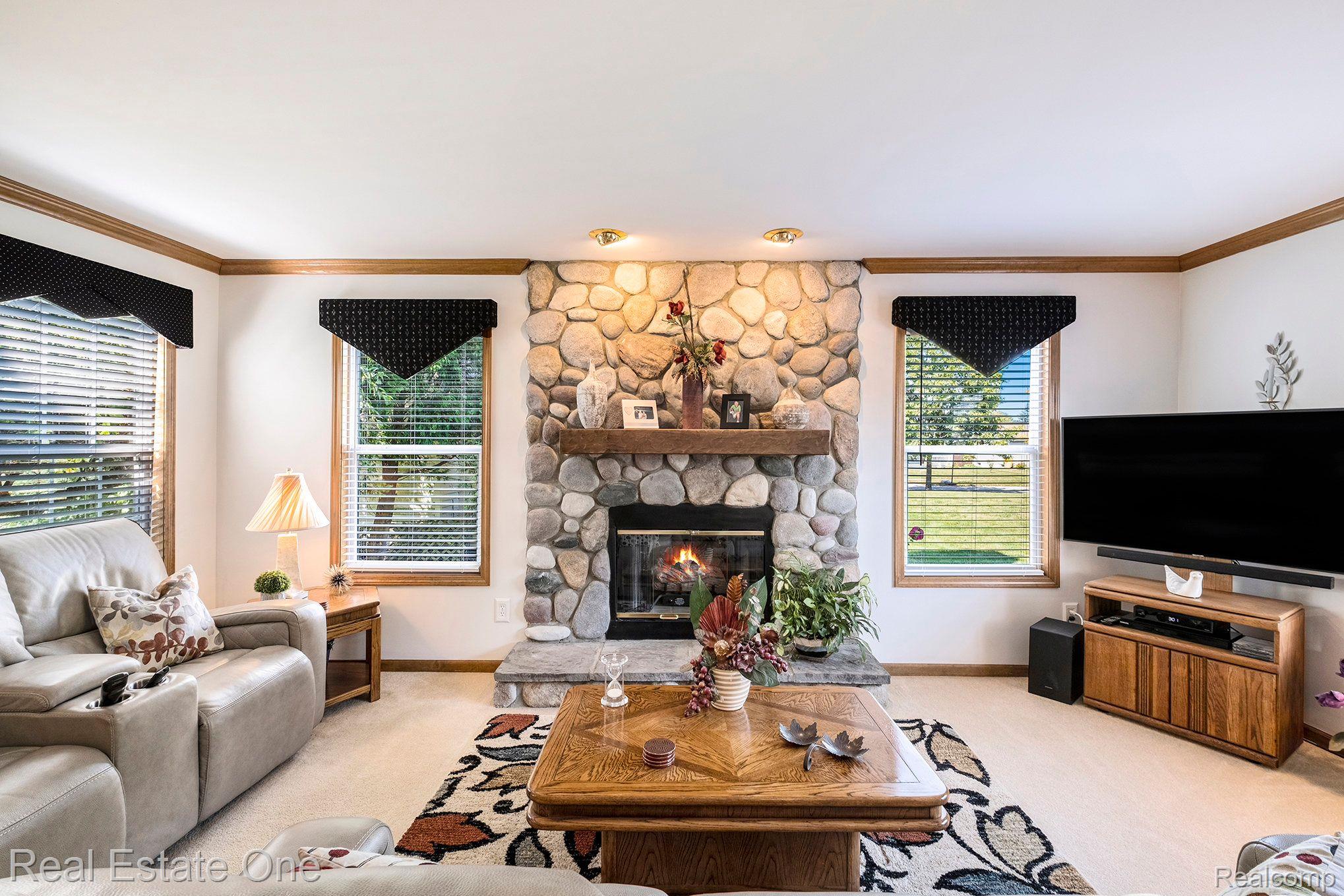 4155 HICKORY HLS