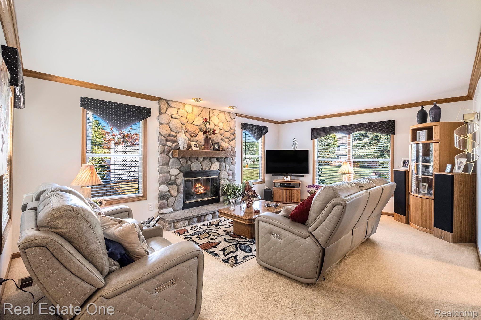 4155 HICKORY HLS