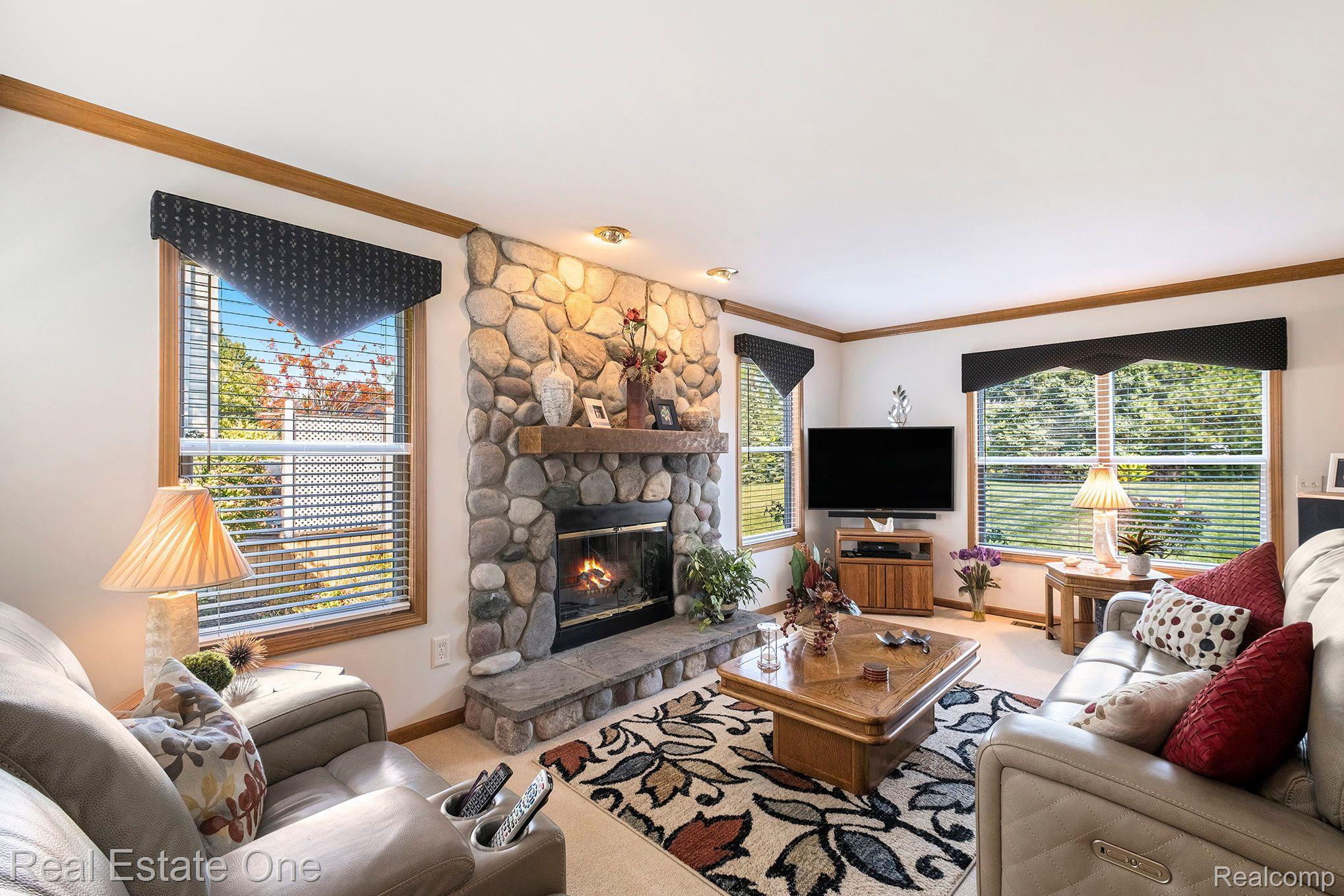 4155 HICKORY HLS