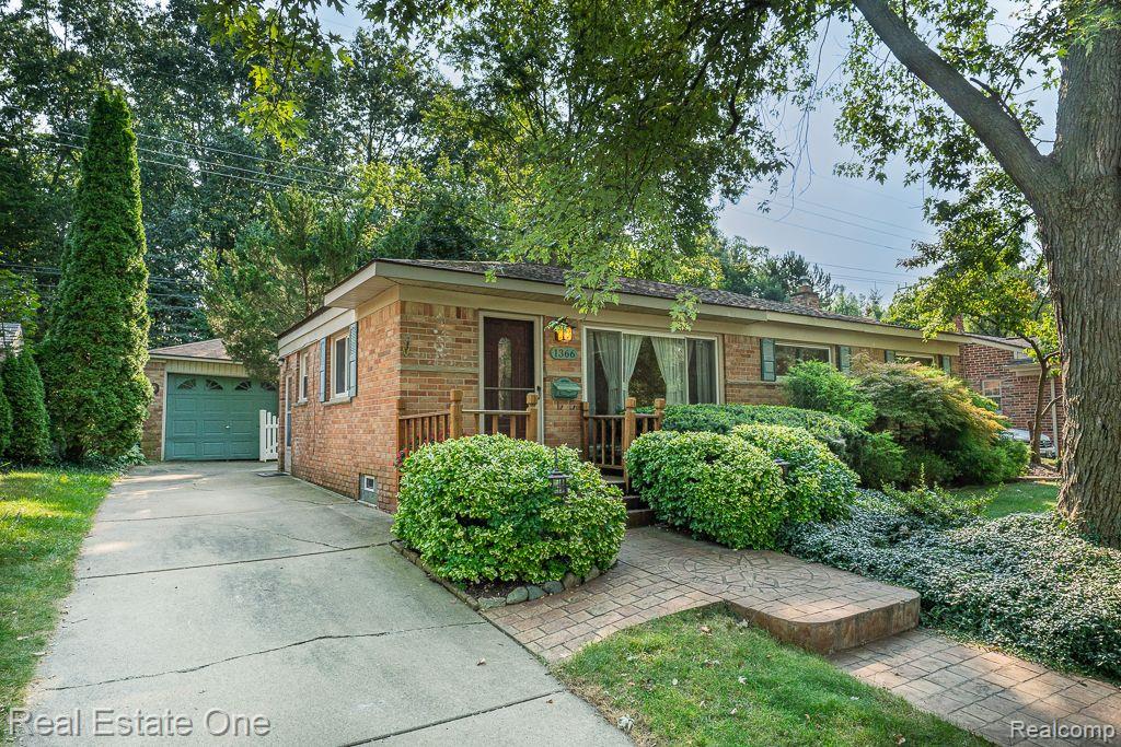 1366 Maple DR