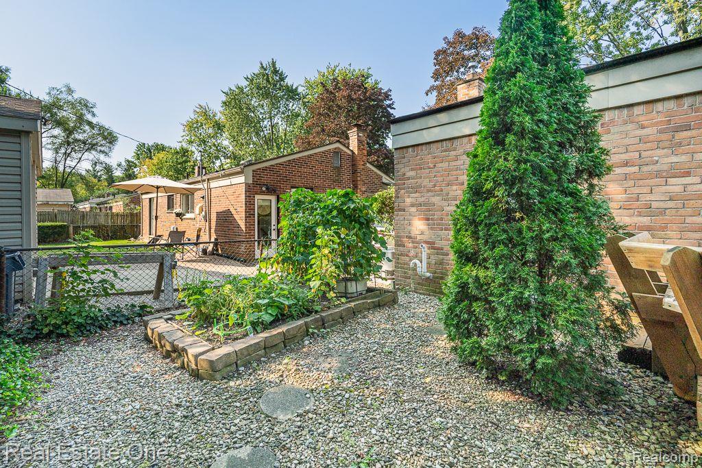 1366 Maple DR