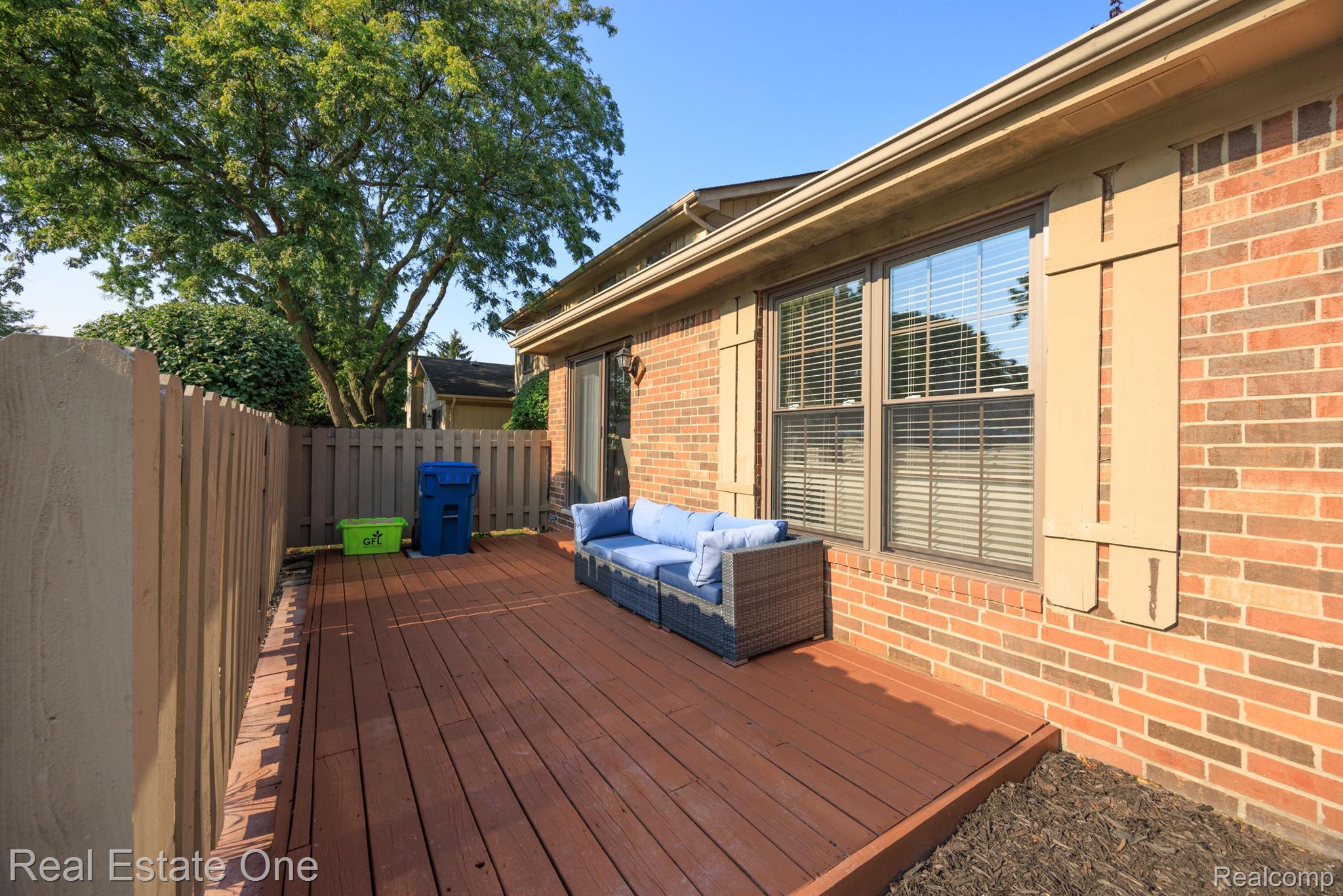 877 LAFAYETTE CRT
