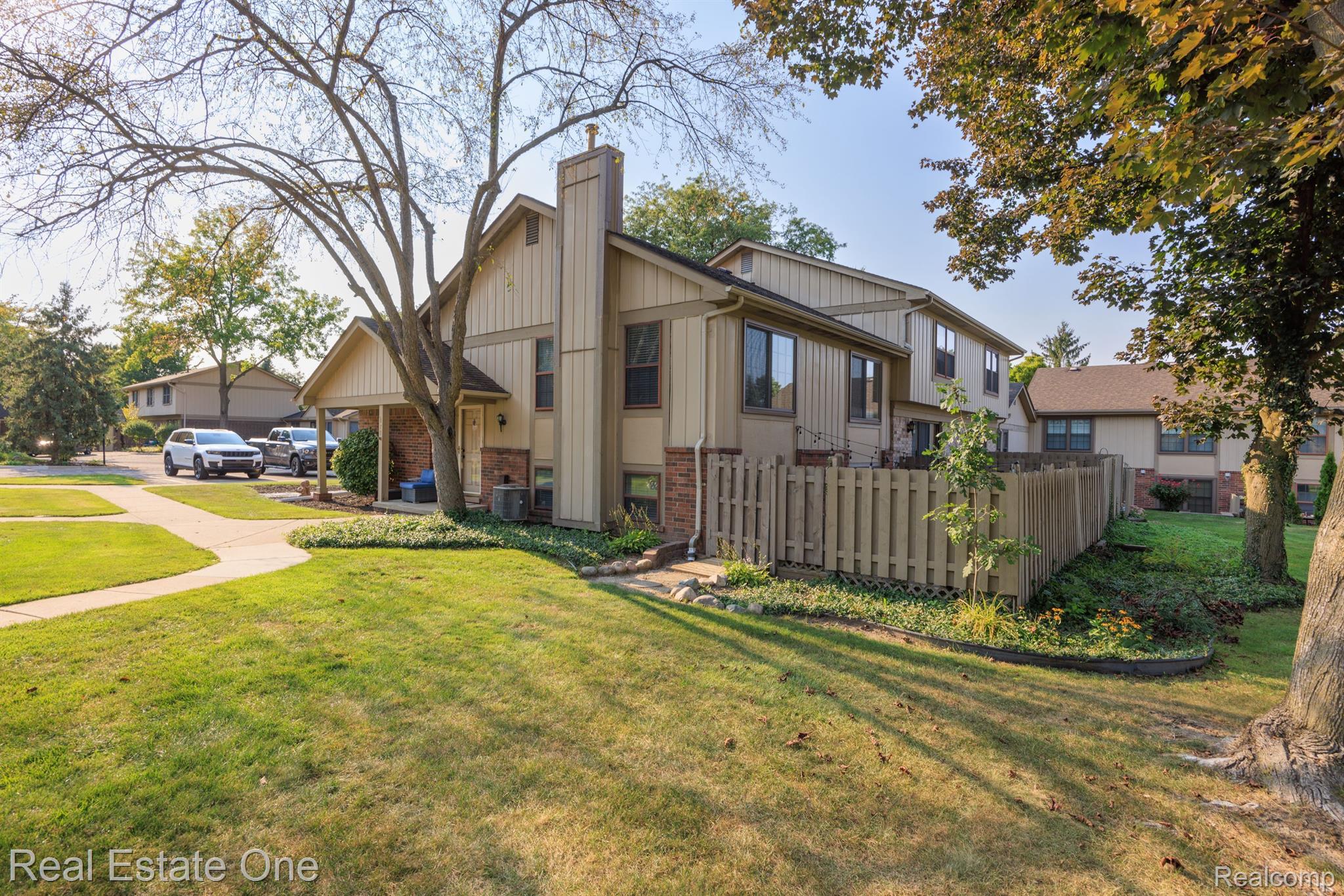 877 LAFAYETTE CRT