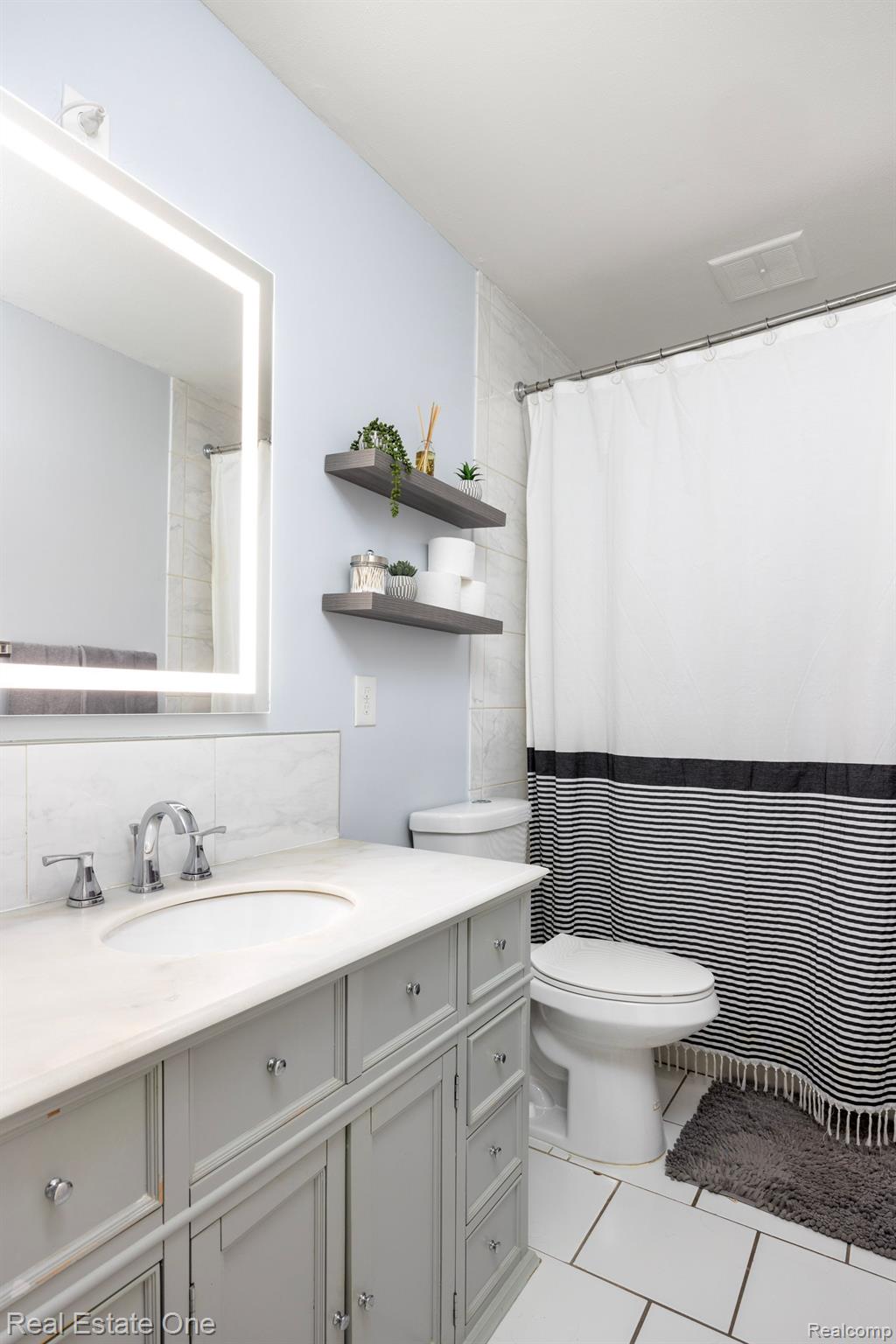 877 LAFAYETTE CRT
