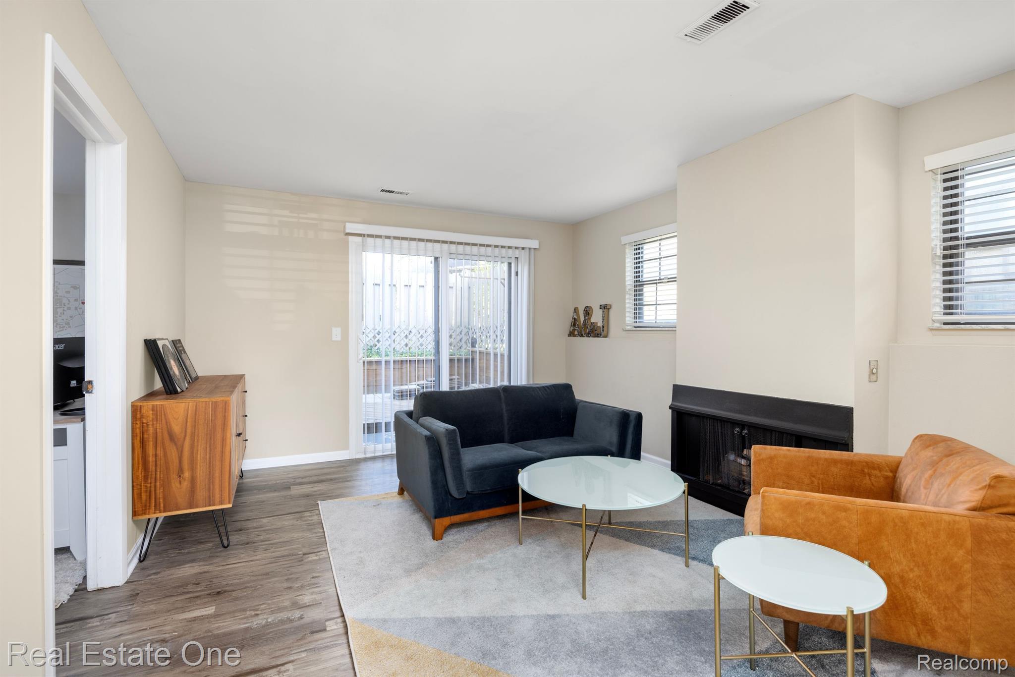 877 LAFAYETTE CRT
