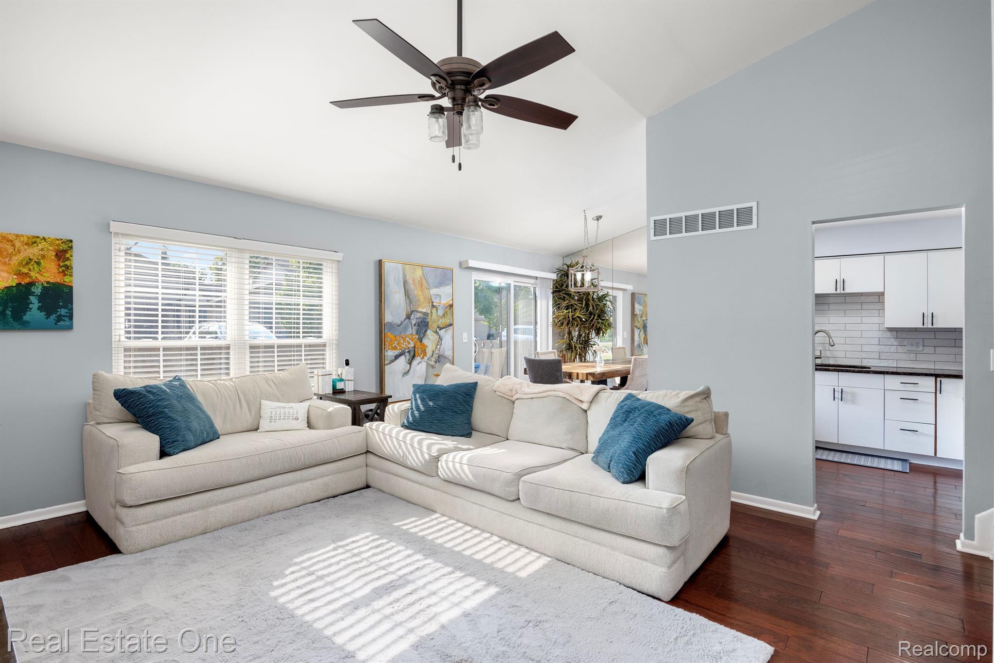 877 LAFAYETTE CRT