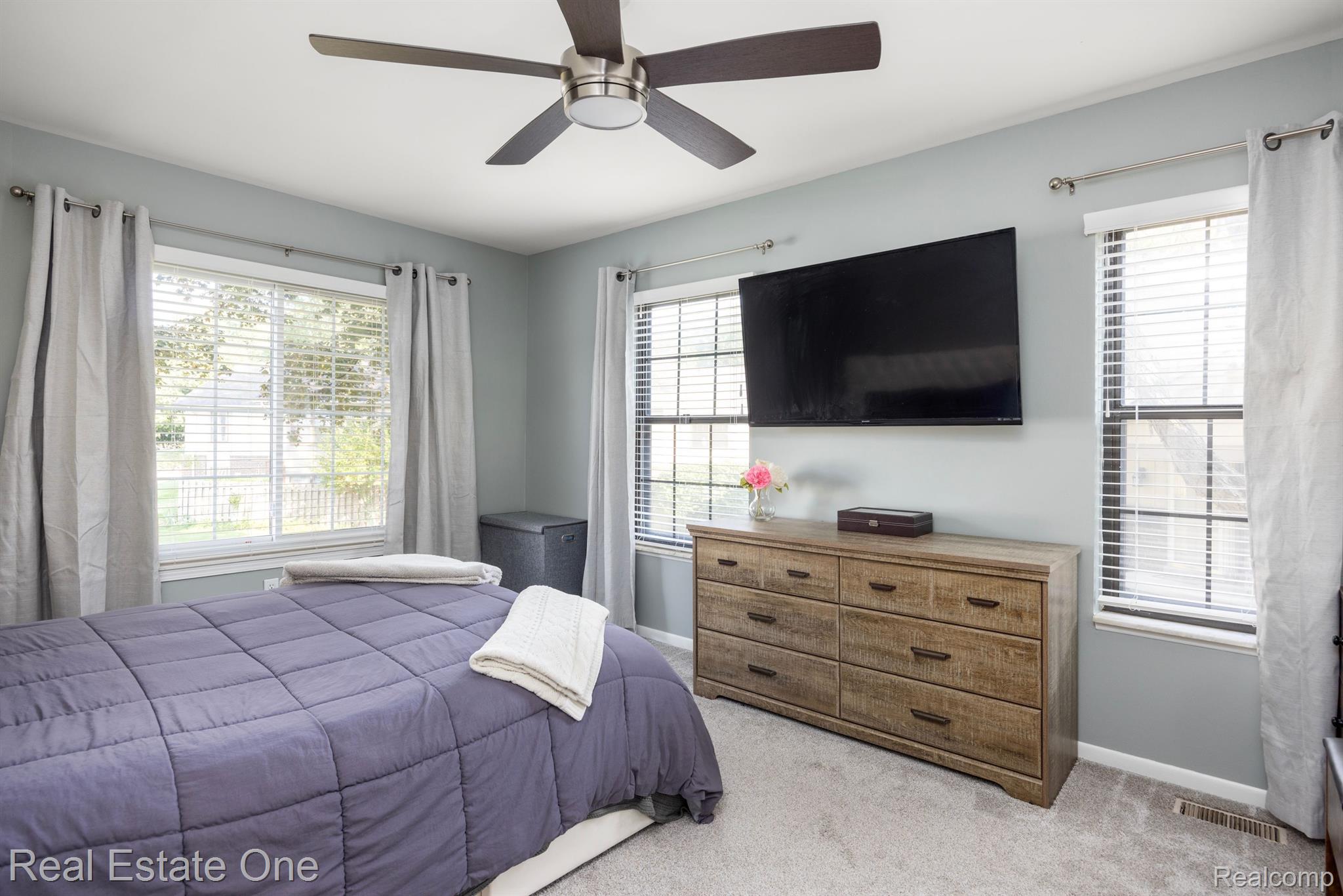 877 LAFAYETTE CRT