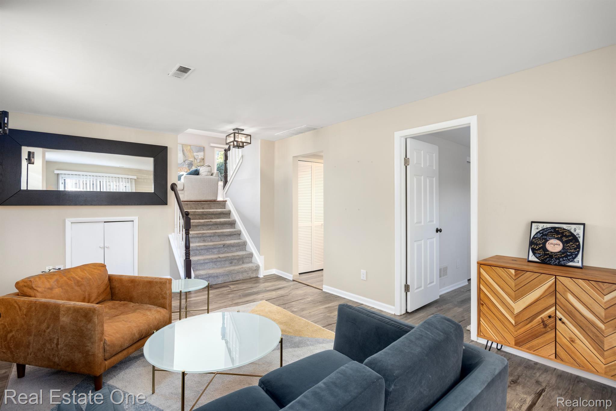 877 LAFAYETTE CRT