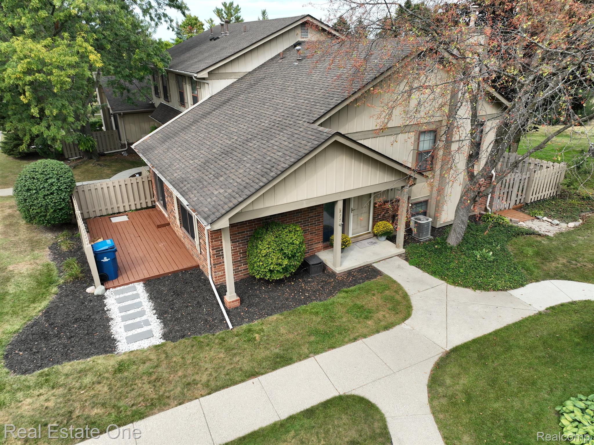 877 LAFAYETTE CRT