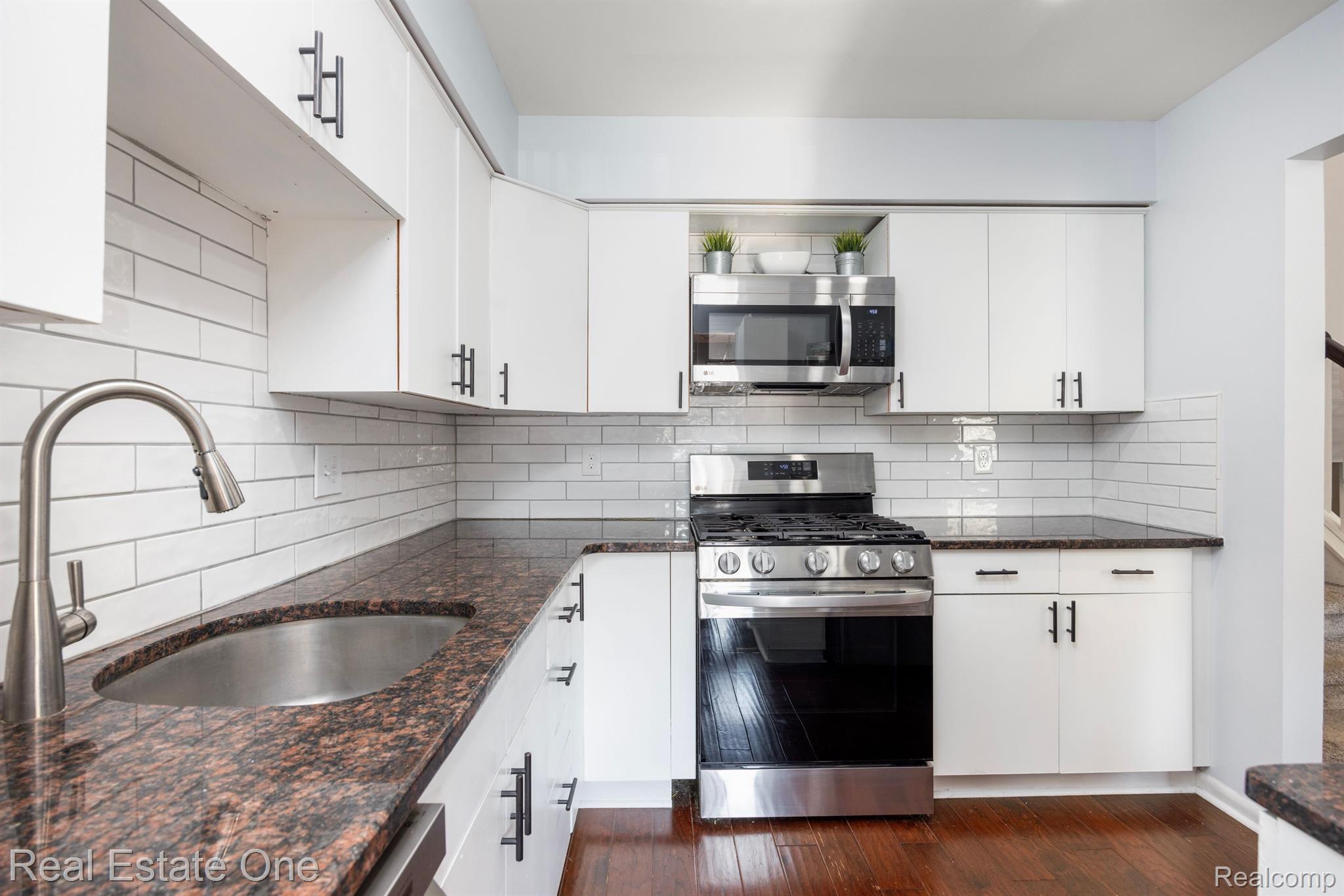 877 LAFAYETTE CRT