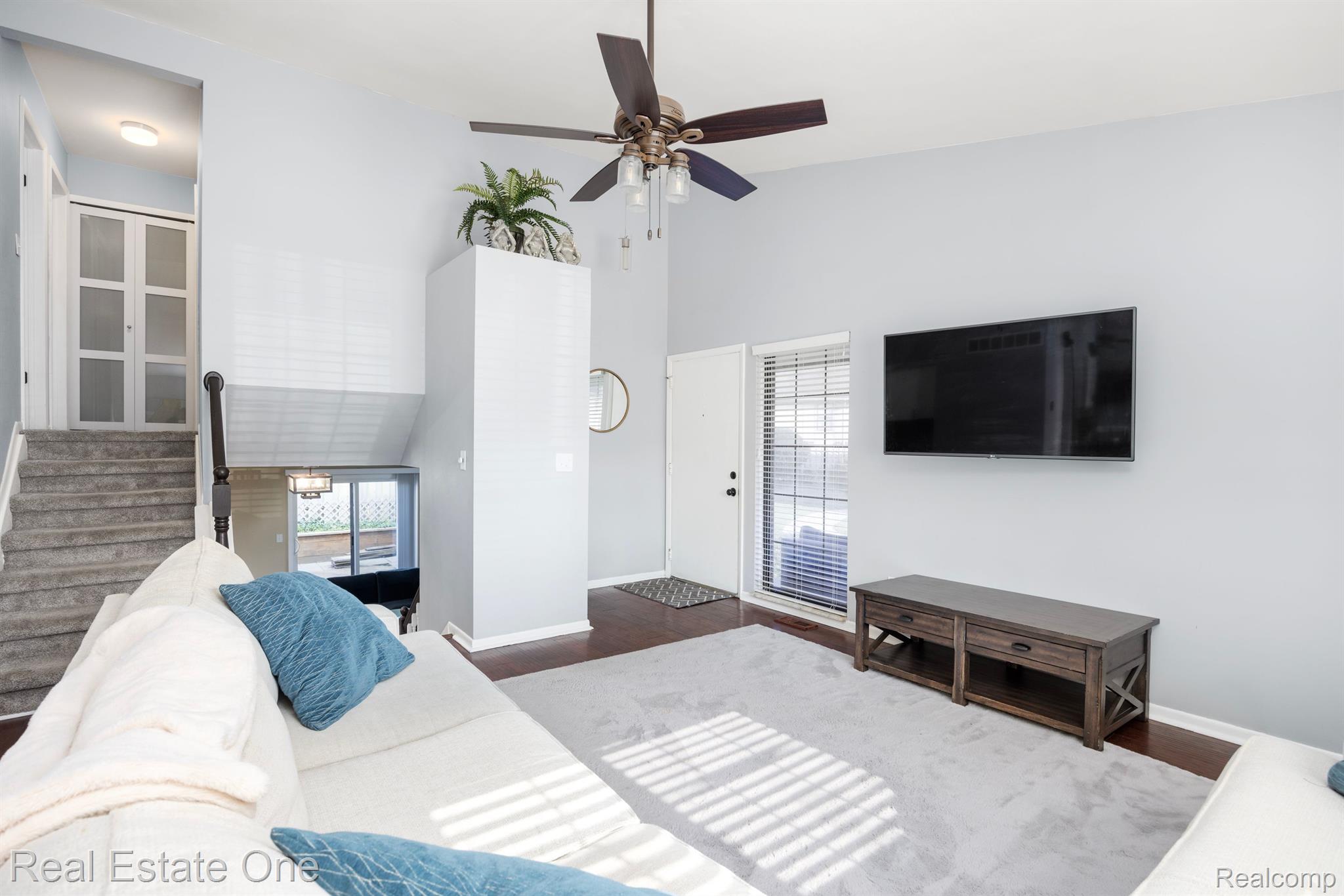 877 LAFAYETTE CRT