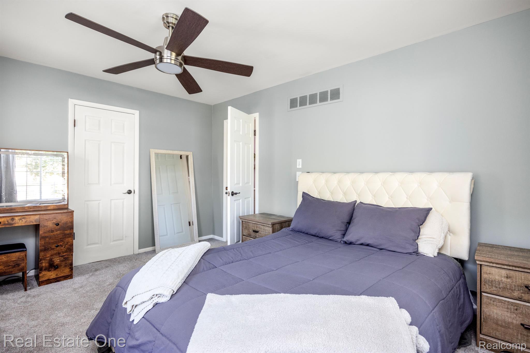 877 LAFAYETTE CRT