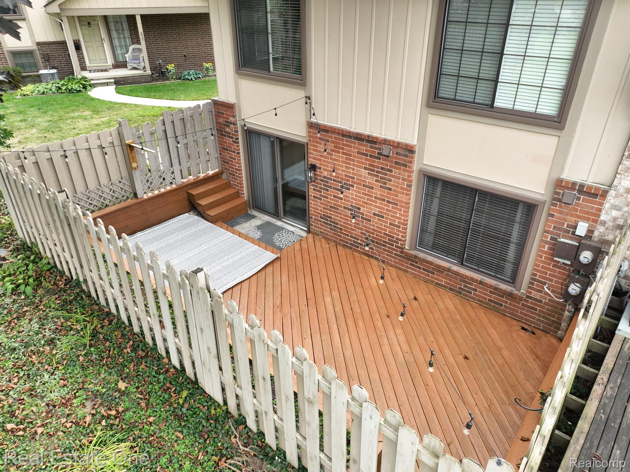877 LAFAYETTE CRT