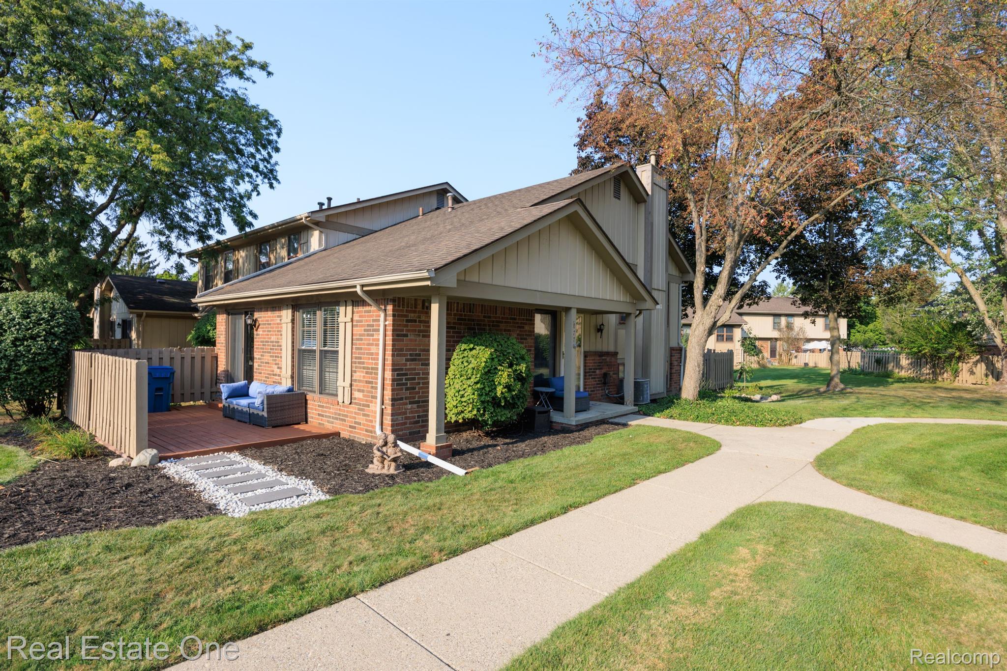 877 LAFAYETTE CRT