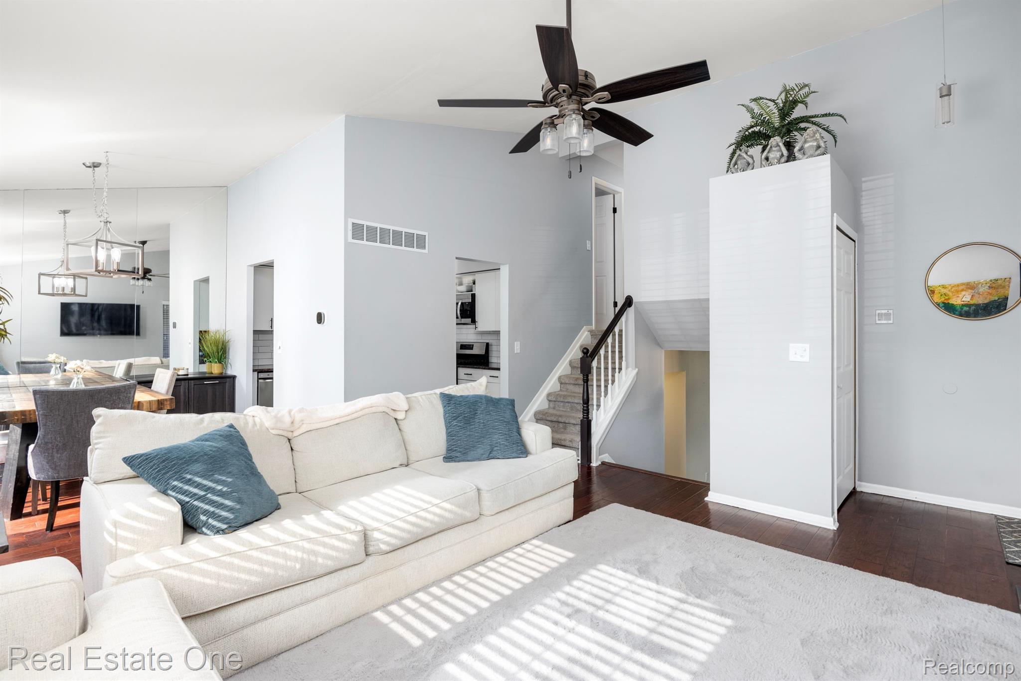 877 LAFAYETTE CRT