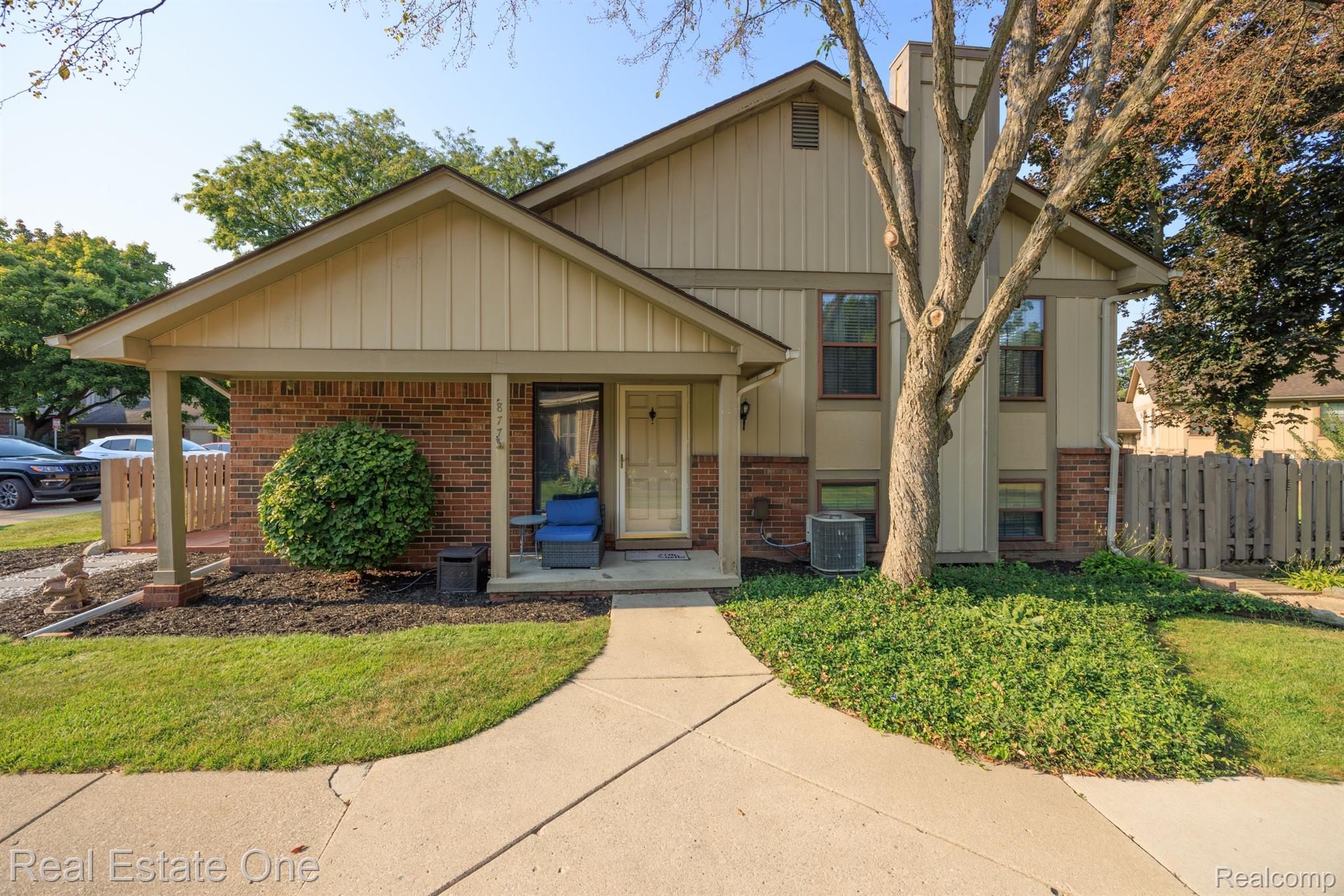 877 LAFAYETTE CRT