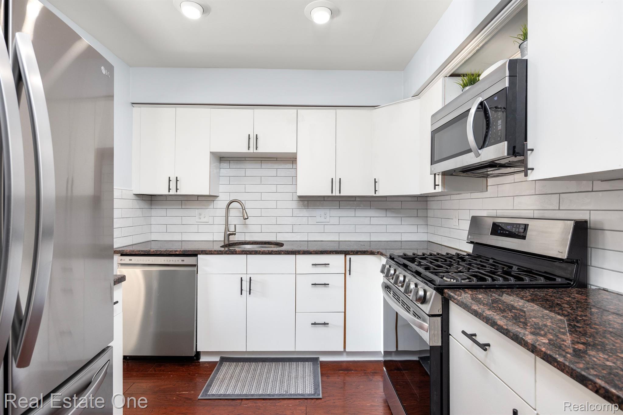 877 LAFAYETTE CRT