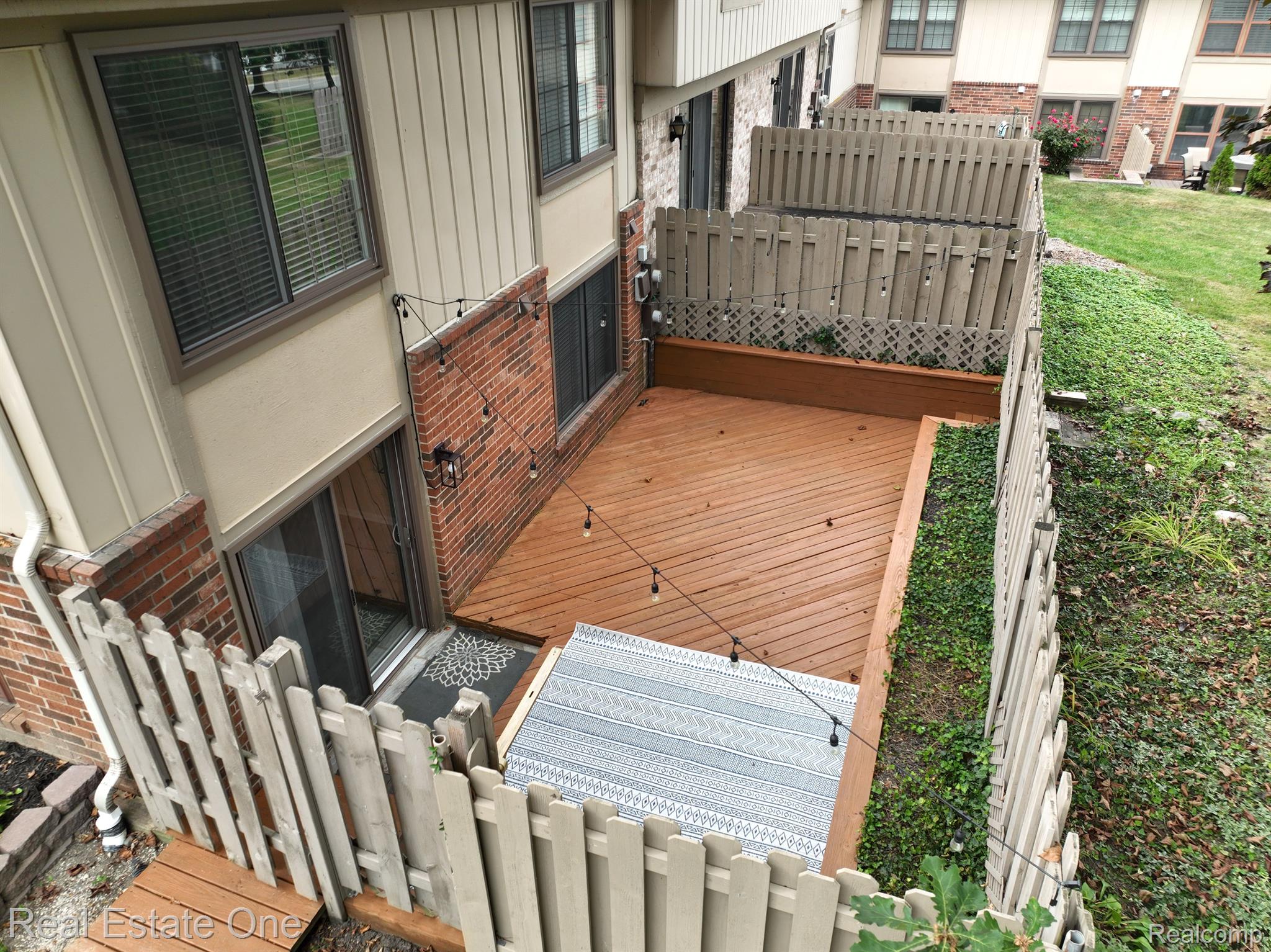 877 LAFAYETTE CRT