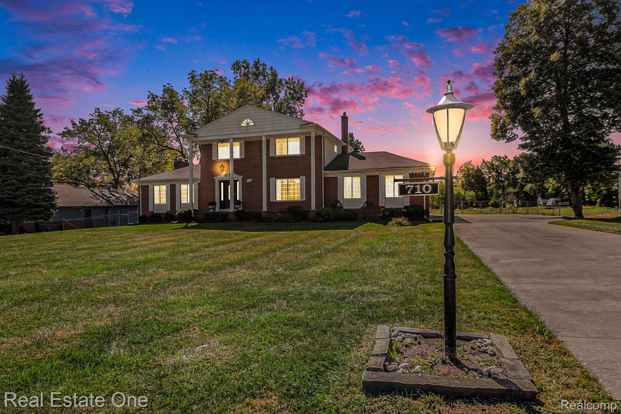 710 CRESTON DR