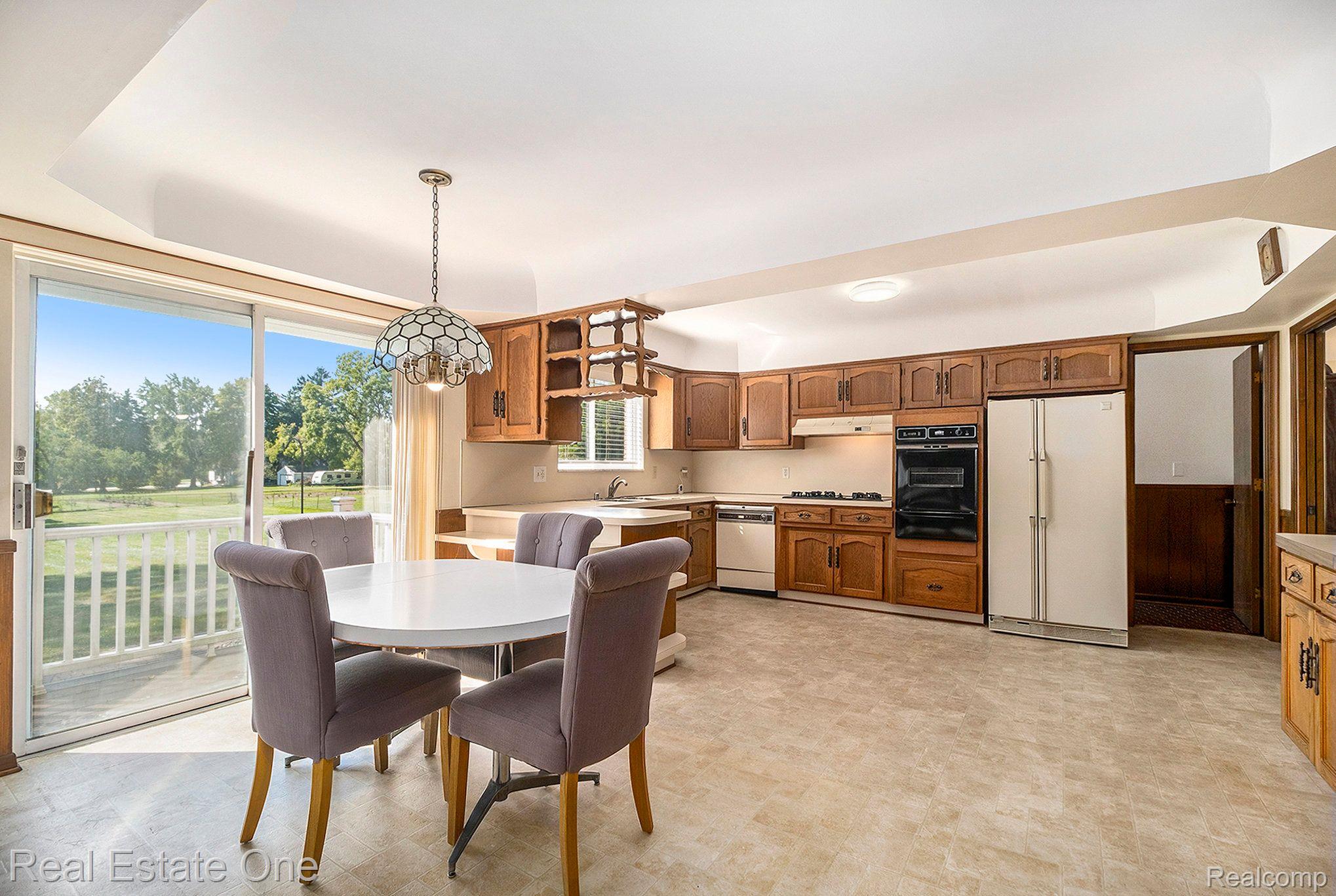 710 CRESTON DR