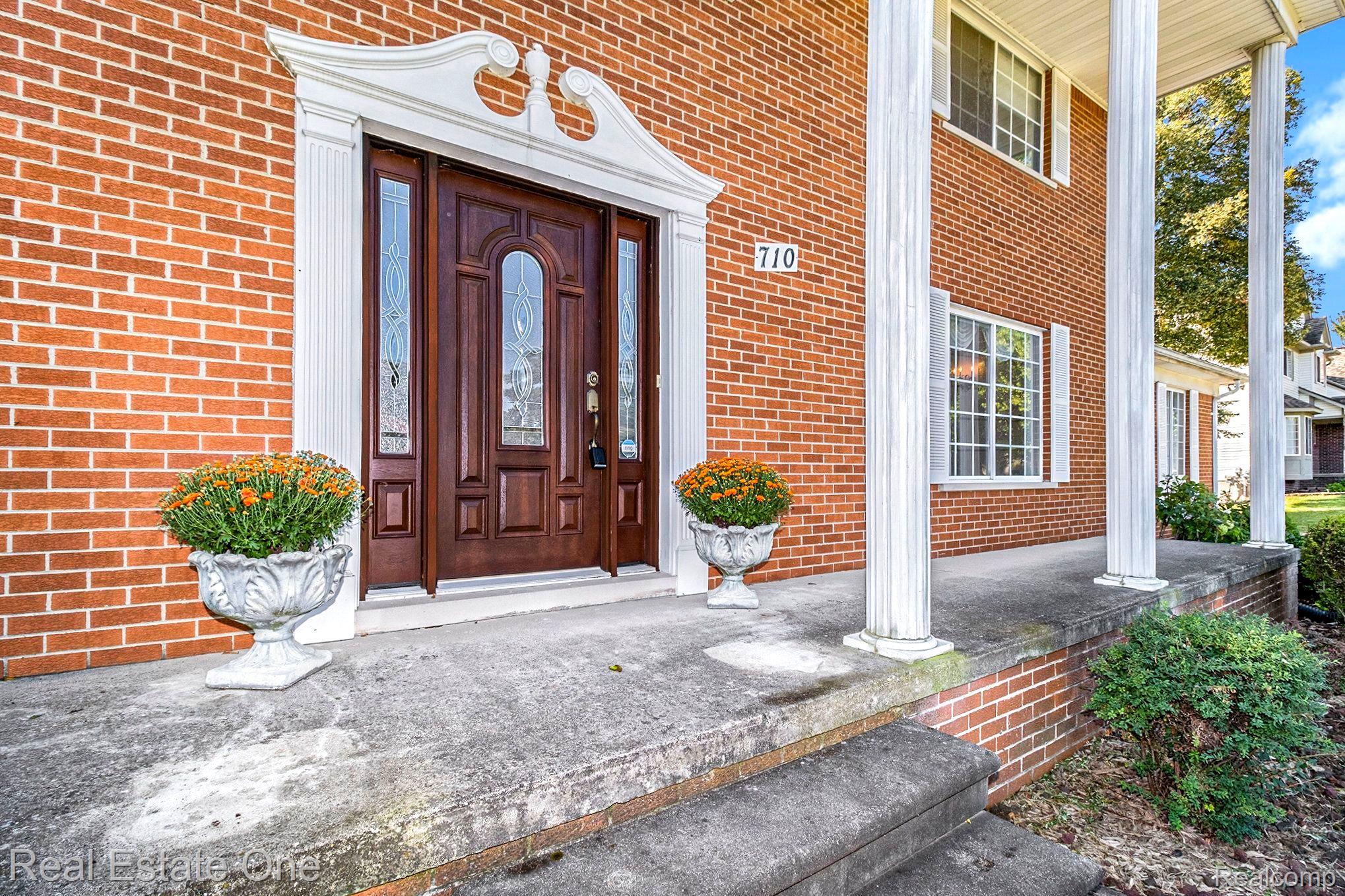 710 CRESTON DR