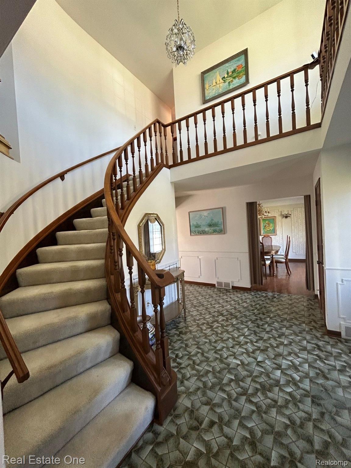 710 CRESTON DR
