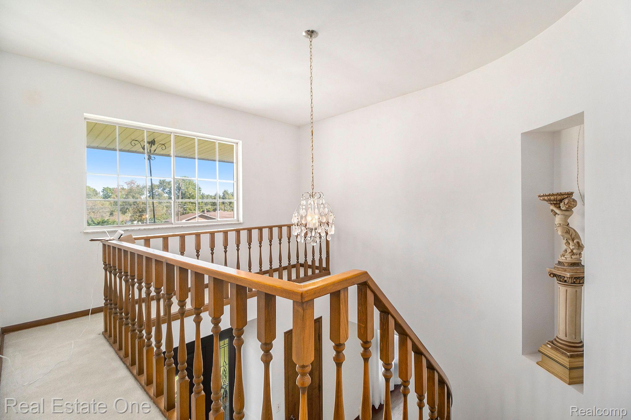 710 CRESTON DR