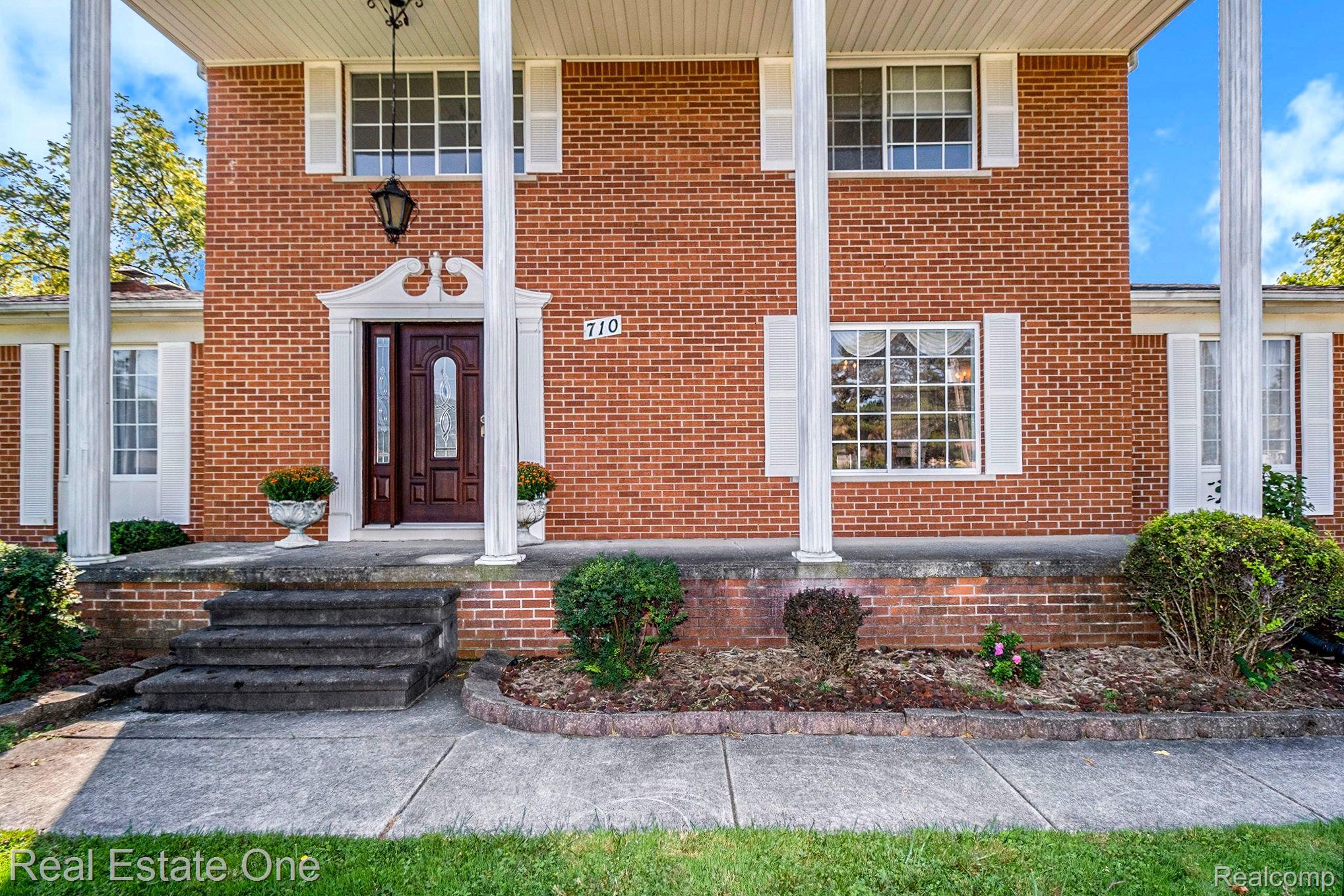 710 CRESTON DR