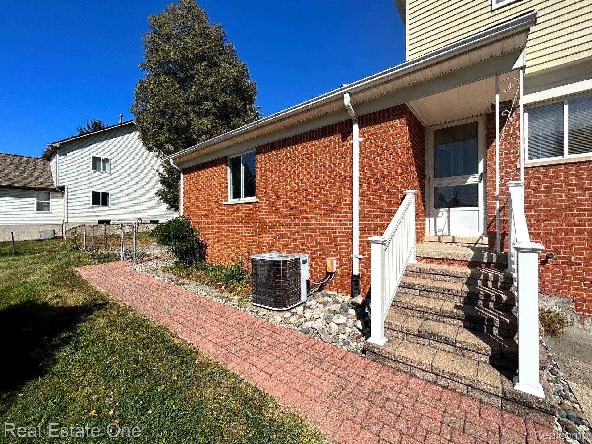 710 CRESTON DR