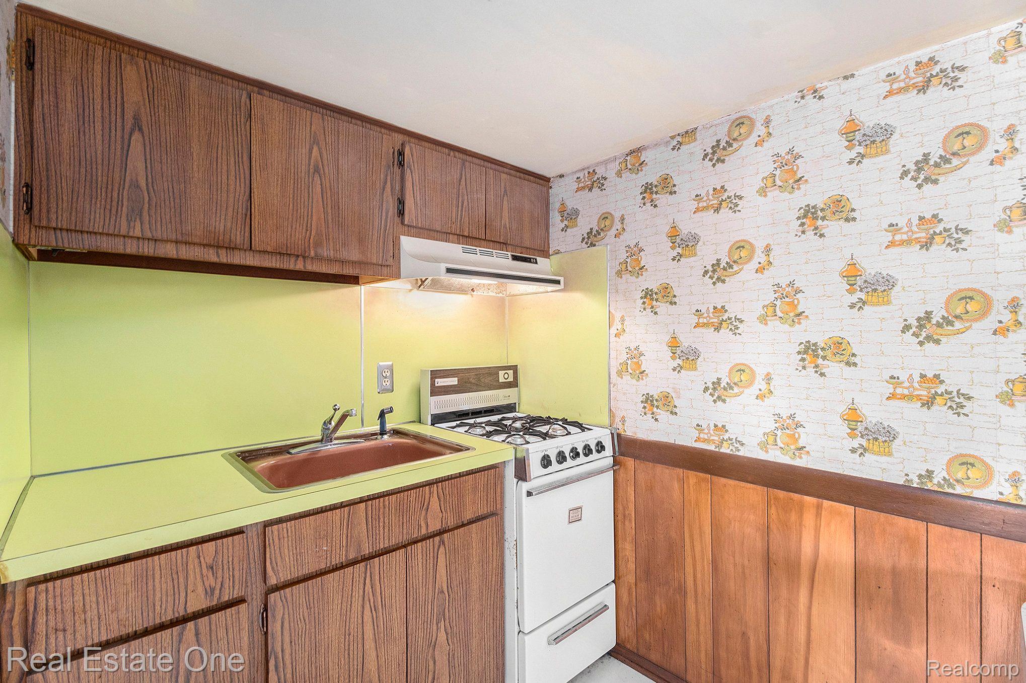 710 CRESTON DR