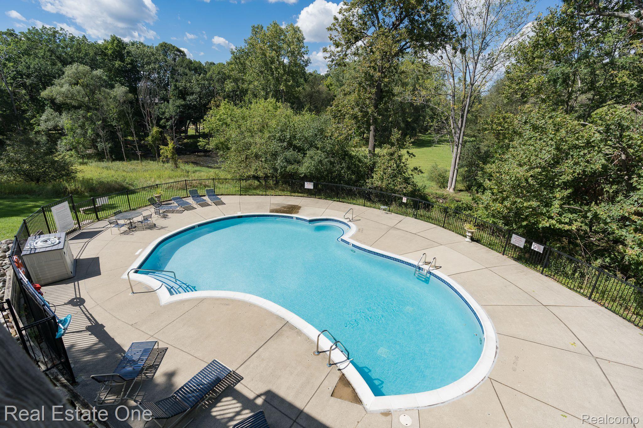 1505 CHARTER OAK DR