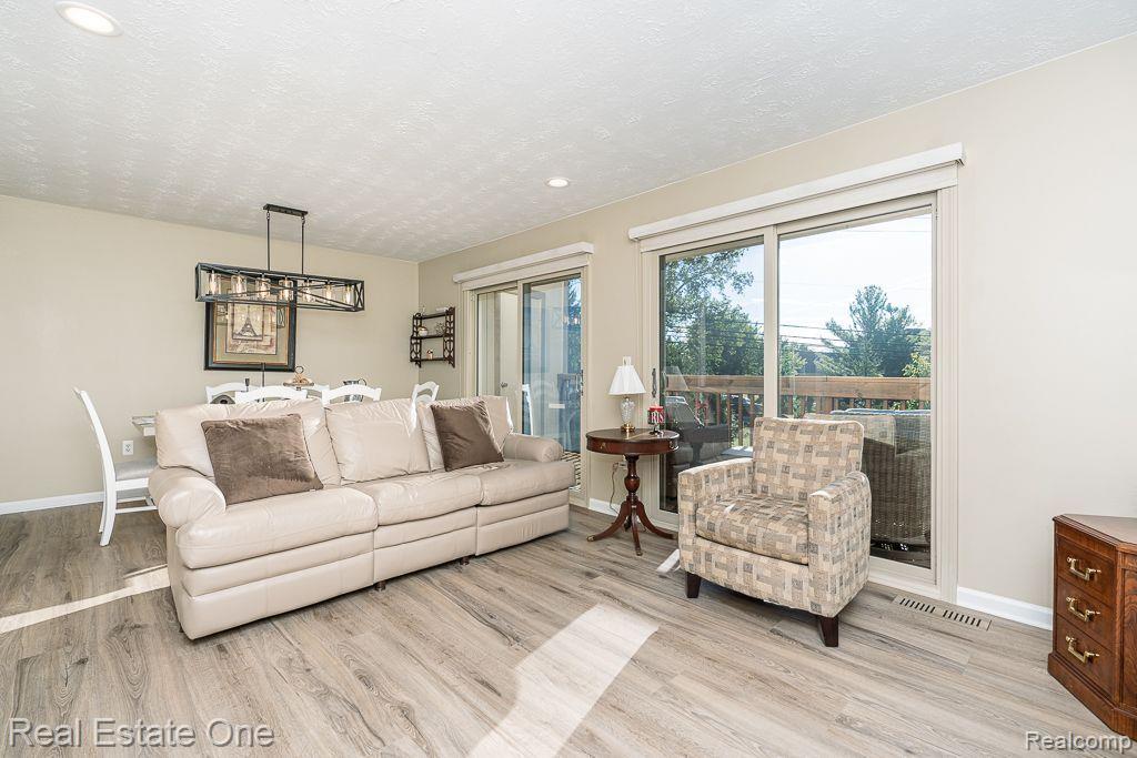 1505 CHARTER OAK DR