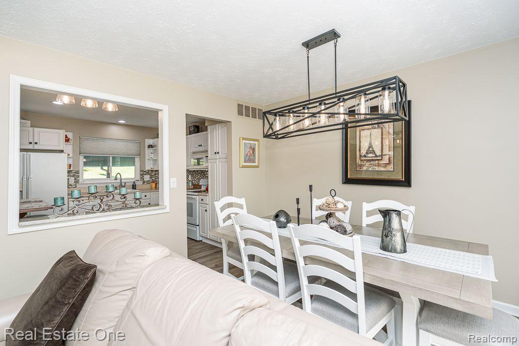 1505 CHARTER OAK DR