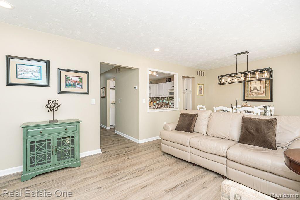 1505 CHARTER OAK DR