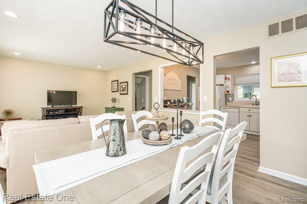 1505 CHARTER OAK DR