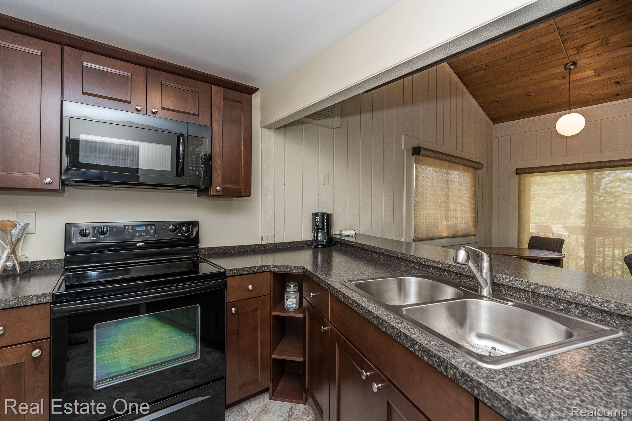 1505 CHARTER OAK DR