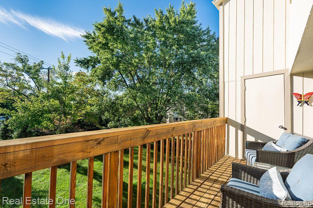 1505 CHARTER OAK DR