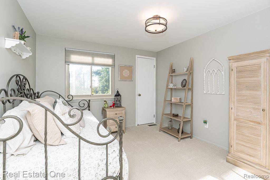 1505 CHARTER OAK DR