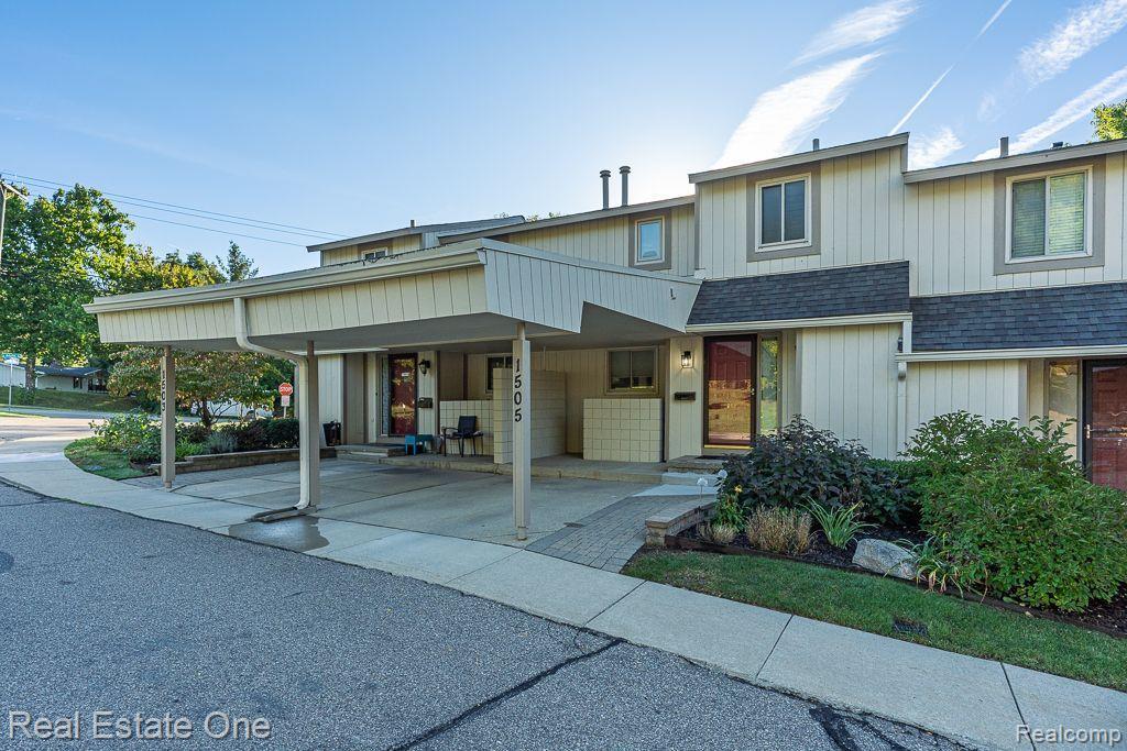 1505 CHARTER OAK DR